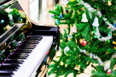 Piyano ve Parlatıcı Noel ağacına Noel tatil arka plan için. Yeni yıl tatil arka plan.