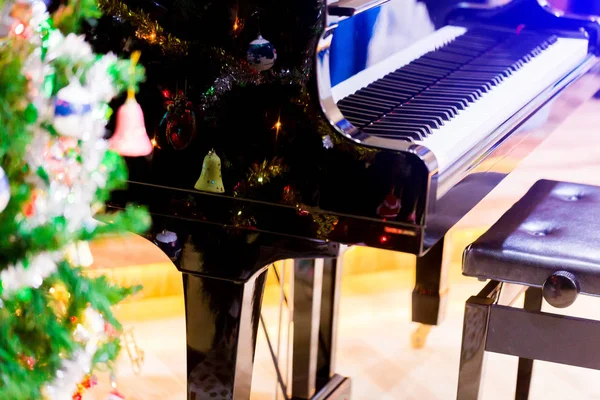 Piano Dan Bersinar Pada Pohon Natal Sebagai Latar Belakang Liburan — Stok Foto