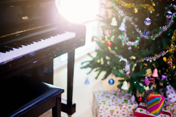 Piano Und Glanz Zum Weihnachtsbaum Für Den Weihnachtlichen Hintergrund Hintergrund — Stockfoto