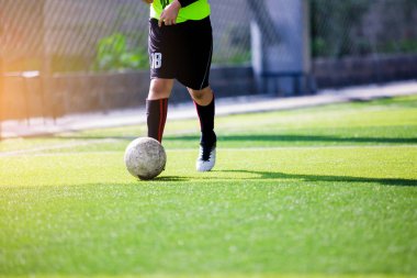 Futbol oyuncu hız çalıştırmak topu hedefe suni çim üzerinde ateş