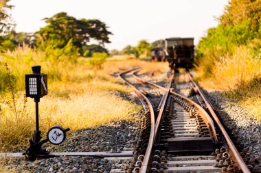 Demiryolu tren sabah güneşin anahtarıyla. Anlayışı