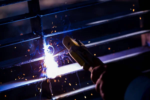 Welder erecting technical steel. Industrial steel welder in fact — Stock Photo, Image