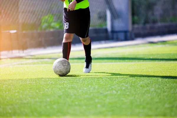 Ποδόσφαιρο player ταχύτητα τρέχει να πυροβολήσει την μπάλα στο στόχο στην τεχνητή τύρφη — Φωτογραφία Αρχείου