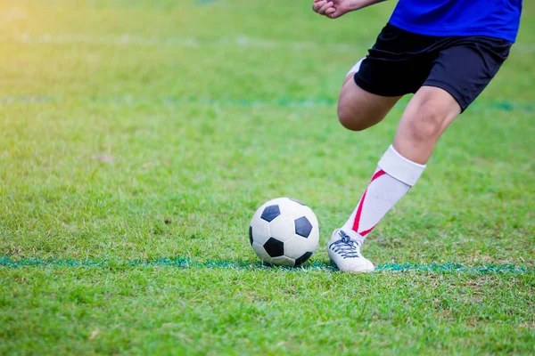 Boy Fotbal Hráče Rychlost Běhu Střílet Míč Cíli Zelené Trávě — Stock fotografie