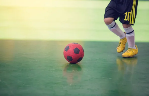 Kid Futsal Jogador Armadilha Controlar Bola Para Atirar Gol Jogadores — Fotografia de Stock