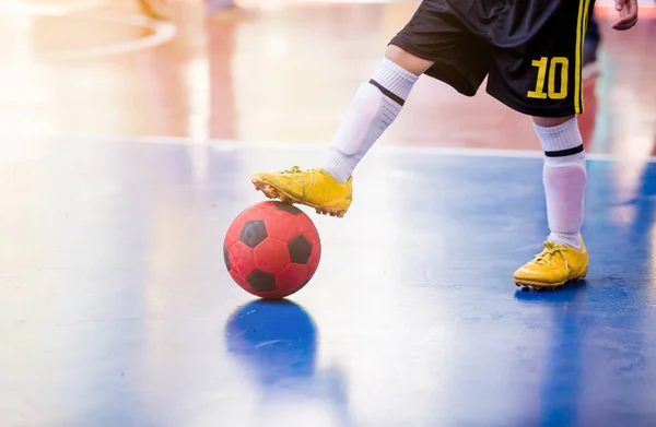 子供のフットサル プレーヤー トラップ ゴールにシュートのためにボールを制御します サッカー選手はボールを蹴ることによって互いを戦います 屋内サッカー スポーツ ホール サッカー フットサル — ストック写真