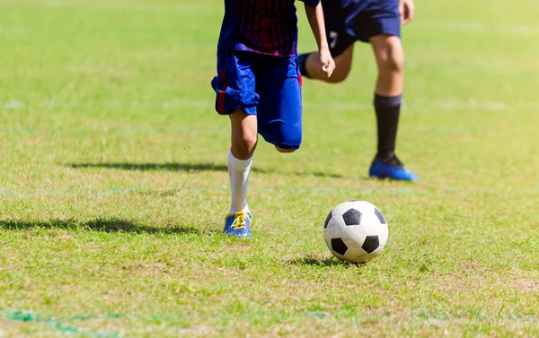Ποδόσφαιρο Παίκτες Ξεμείνουν Για Την Παγίδευση Και Τον Έλεγχο Της — Φωτογραφία Αρχείου