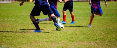 Tuzak ve hedefe ateş topu kontrol için çocuk futbol oyuncuları çalıştırın. Topu tekmeleme tarafından birbirlerinizle futbolcular