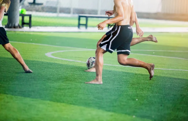 Los Jugadores Fútbol Que Usan Una Camisa Deportiva Descalzos Atrapan — Foto de Stock