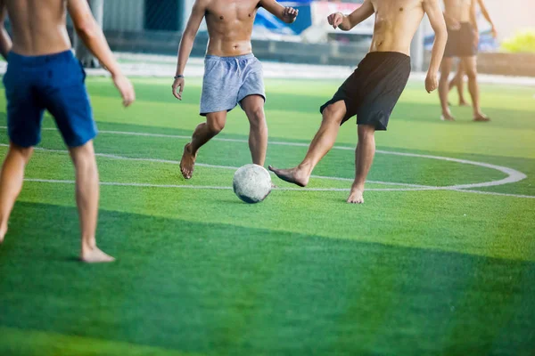 サッカー選手いないスポーツ シャツを着て裸足はトラップし ゴールにシュートのためにボールを制御します ボールを蹴ることによって互いを戦うサッカー選手 — ストック写真