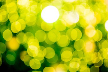 Bokeh aydınlatma yeşil Noel ağacının üzerinden. Noel tatil arka plan. Yeni yıl tatil arka plan.