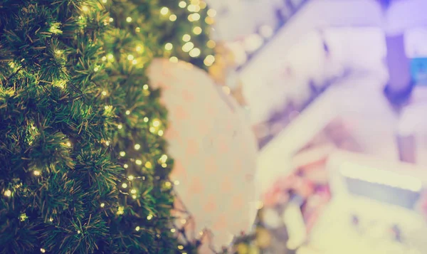 Grön Julgran Med Suddiga Varuhus Christmas Holiday Bakgrund Nya Året — Stockfoto