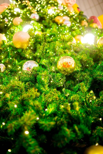 Brilla All Albero Natale Sfondo Delle Vacanze Natale Anno Nuovo — Foto Stock