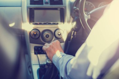 Seçici odak sürüş insan ve değişiklik dişli bir araba. Radyo iletişim ile taksi arabanın içinden görüntülemek.