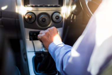 Seçici odak sürüş insan ve değişiklik dişli bir araba. Radyo iletişim ile taksi arabanın içinden görüntülemek.