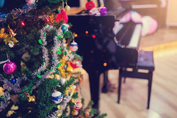 Klavier Und Weihnachtsbaum Für Den Weihnachtlichen Hintergrund Hintergrund Der Feiertage — Stockfoto