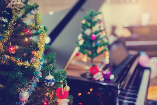 Klavier Und Weihnachtsbaum Für Den Weihnachtlichen Hintergrund Hintergrund Der Feiertage — Stockfoto