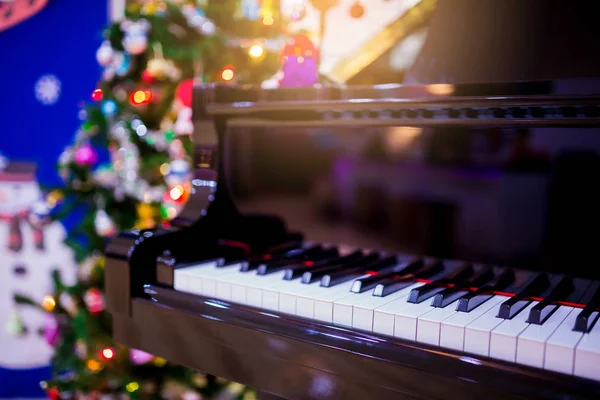 Klavier Und Weihnachtsbaum Für Den Weihnachtlichen Hintergrund Hintergrund Der Feiertage — Stockfoto
