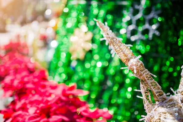 Rendieren Versierd Met Wazig Rode Poinesettia Boom Voor Kerstmis Vakantie — Stockfoto