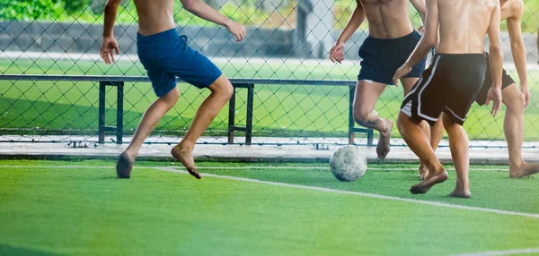 Jogadores Futebol Não Vestindo Uma Camisa Esportiva Descalços Fazer Armadilha — Fotografia de Stock