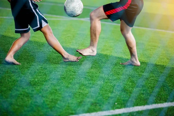 Jogadores Futebol Não Vestindo Uma Camisa Esportiva Descalços Fazer Armadilha — Fotografia de Stock