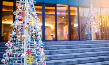 Noel ağacı önü departmentstore Noel tatil arka plan için dekore edilmiştir. Yeni yıl tatil arka plan.