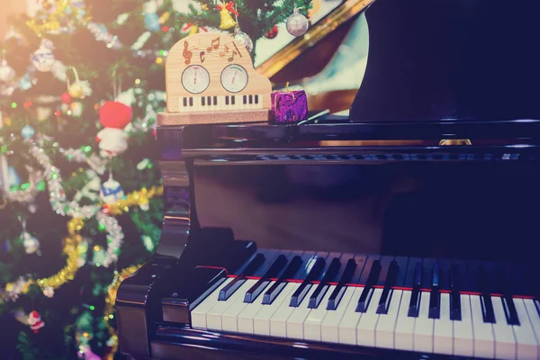 Thermomètre Hygromètre Sur Piano Avec Arbre Noël Pour Noël Fond — Photo