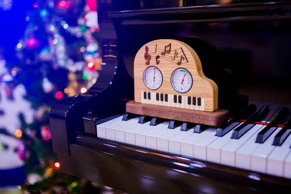 Thermometer Und Hygrometer Gibt Auf Dem Klavier Mit Weihnachtsbaum Für — Stockfoto