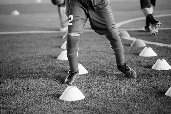 Siyah Beyaz Resim Futbolcu Koşu Futbol Eğitim Için Suni Çim — Stok fotoğraf