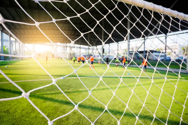 Maglia Bianca Obiettivo Con Sfocato Giovani Giocatori Calcio Ragazzo Seduto — Foto Stock