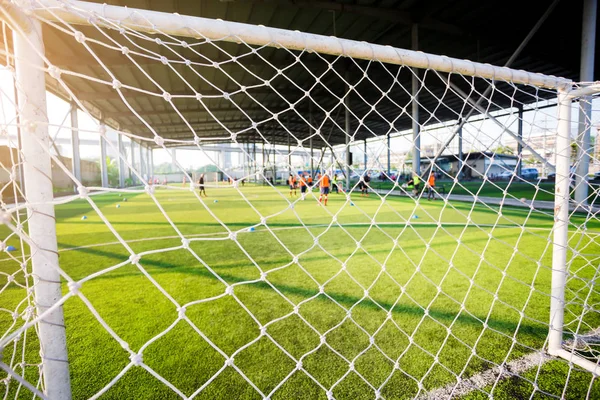 Maglia Bianca Obiettivo Con Sfocato Giovani Giocatori Calcio Ragazzo Seduto — Foto Stock