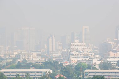 Bangkok, Tayland - 21 Aralık 2018: Ofis Binası smog Bangkok altında. Duman hava kirliliği bir türüdür. Hava kirliliği Bangkok şehir.