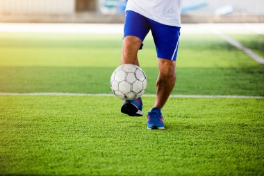 Futbol oyuncu hız çalıştırmak hedefe suni çim üzerinde topa vurmaya. Futbol oyuncu eğitim veya futbol maç.