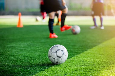 Bulanık ile yeşil yapay çim futbol futbol oyuncu eğitim vardır. Futbol Akademisi.