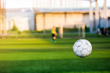 yapay çim futbol sıçrama ile bulanık futbol eğitim.