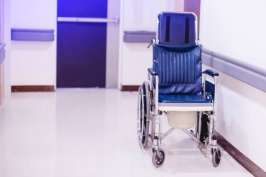 Hastanede muayene kanepe için tekerlekli sandalye