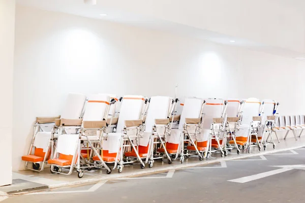 病院トロリーのソフト フォーカスは 検査のため病院で車椅子のソファします — ストック写真