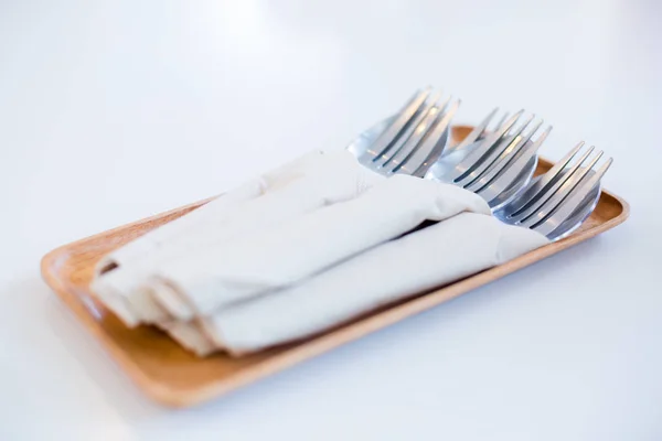 Colher Garfo Enrolados Papel Tissue Uma Bandeja Madeira Restaurante — Fotografia de Stock