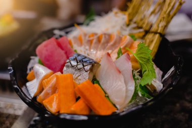 Buz üzerinde karışık Sashimi hayali servis tabağı. Sashimi somon Japon restoranında yengeç çubuklarla ayarla.