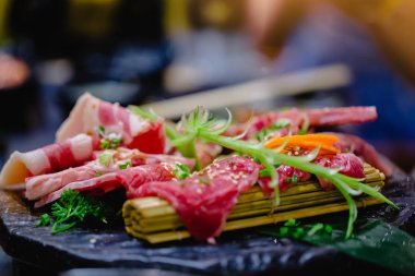 Seçici odak ile Japon ızgara restoranında Wagyu beef. Çiğ et kesim pahalı Japonca için hazırlanan ızgara kümesi tarz.