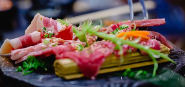 Seçici odak ile Japon ızgara restoranında Wagyu beef. Çiğ et kesim pahalı Japonca için hazırlanan ızgara kümesi tarz.