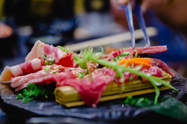 Seçici odak ile Japon ızgara restoranında Wagyu beef. Çiğ et kesim pahalı Japonca için hazırlanan ızgara kümesi tarz.