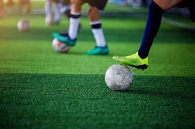 Futbolcu ayakta ve ile topa adım eğitim futbolcu bulanık.