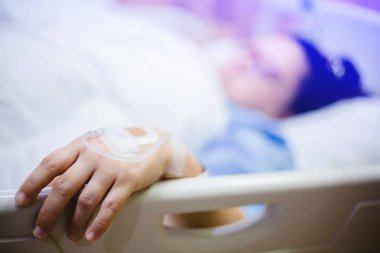 Hastanın el çizmek infüzyon pompalar ve hastanede serum fizyolojik çanta