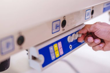 hastanede hasta yatağı parmak adam Denetim Masası için ayarlamak.