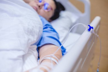 Serum fizyolojik IV uzantısı ve vana ile bulanık hastanın hastanede intravenöz.