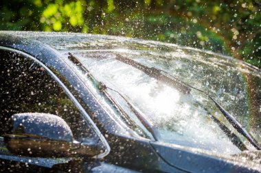Yağmur damlaları ve çerçevesiz silecek bıçak closeup ile araba ön cam
