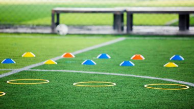 Koni ve yüzük merdiven marker yeşil yapay çim futbol eğitim malzemeler vardır. Futbol Akademisi mezunlarını bilinçlendirilmesini için malzeme.