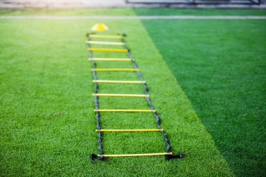 merdiven matkaplar futbol eğitim için yeşil suni çim üzerinde. Merdiven matkaplar futbol ya da futbol takımı için egzersizler.