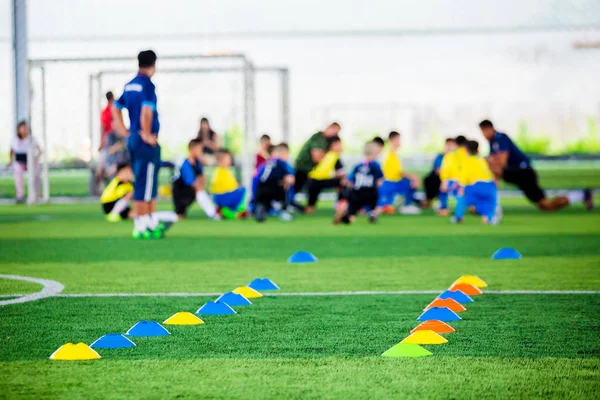 Marcatori Cono Attrezzature Allenamento Calcio Sul Tappeto Erboso Artificiale Verde — Foto Stock